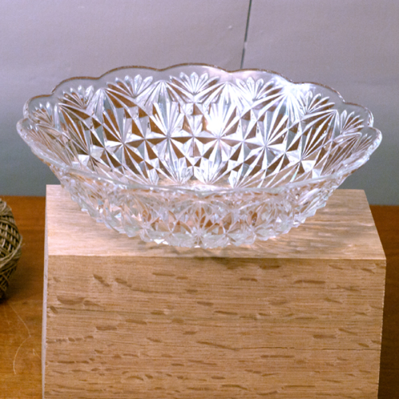 Glazen schaal met motiefjes